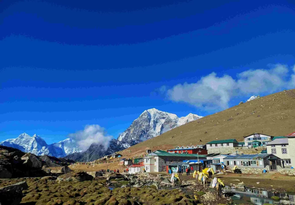 best time to travel everest