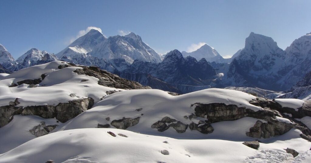 difficult weather condition at everest