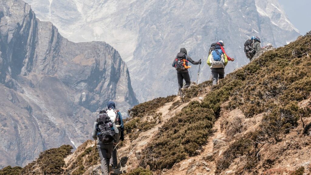 everest journey of mountaineers