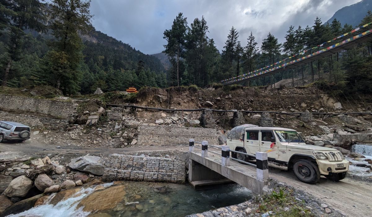Vehicle approaching Annapurna Circuit Tilicho route
