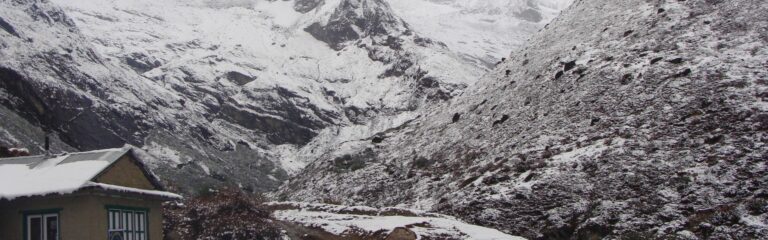 stunning himalayan scenery on the everest base camp trek