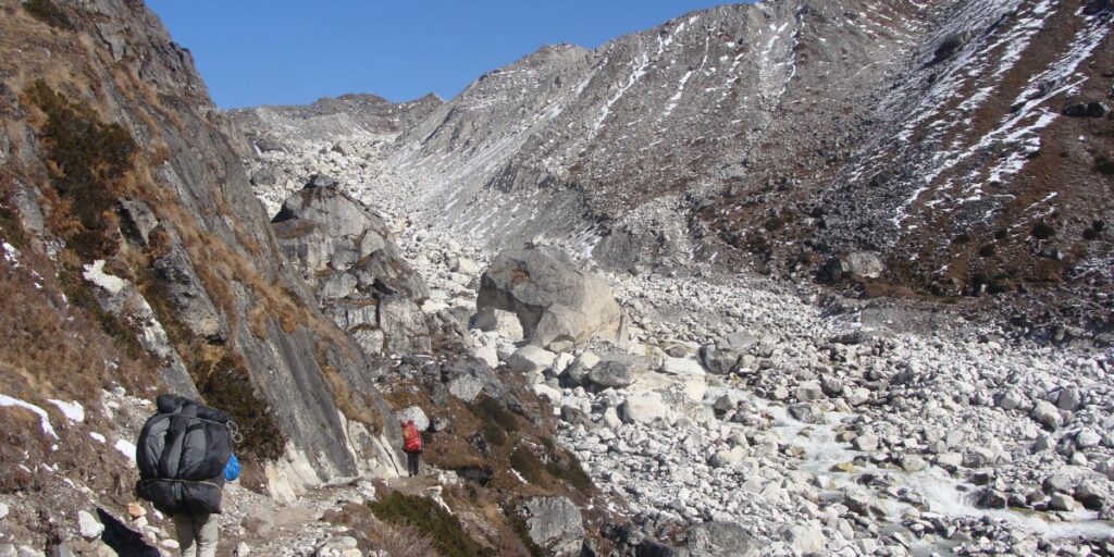 trekkers making their way along the ebc trail