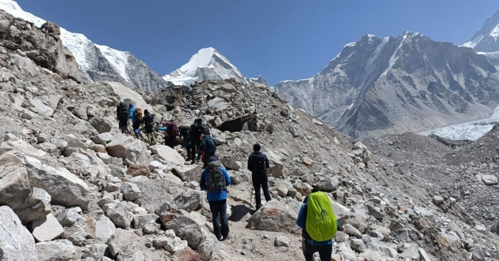 Big group trekking through Everest region