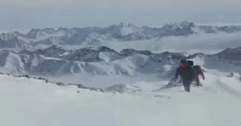Climbing pushing through snow high on Everest expedition during the 1996 disaster
