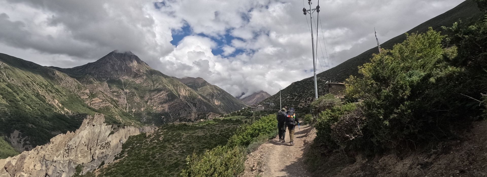 Sunny trail toward Gunsang on Annapurna Circuit trek distance route