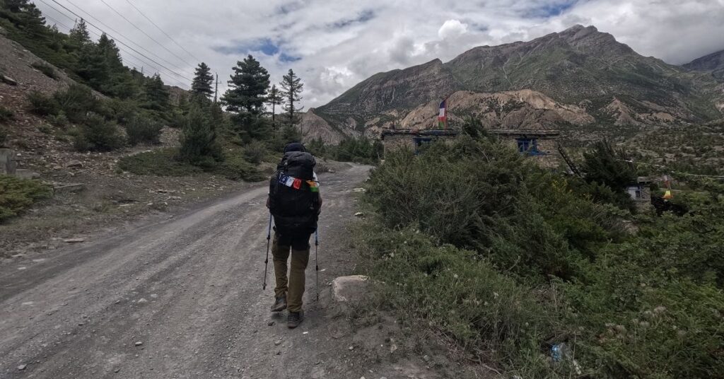 hiking trail towards Manang