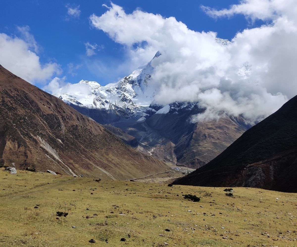 Trail from Samagaun to Samdo with mountain landscapes