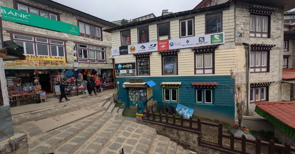 cafes and luxurious accomodation places on everest trek
