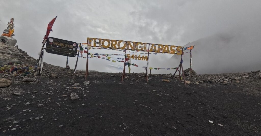 trekking annapurna circuit and reaching thorong la pass in november