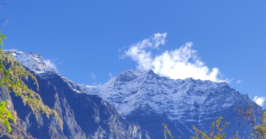 Scenic Manaslu trail with snow-covered peaks