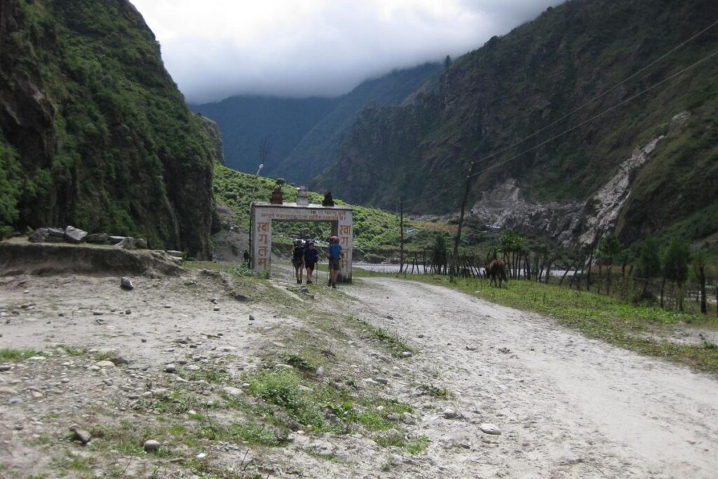 group trekking in annapurna region