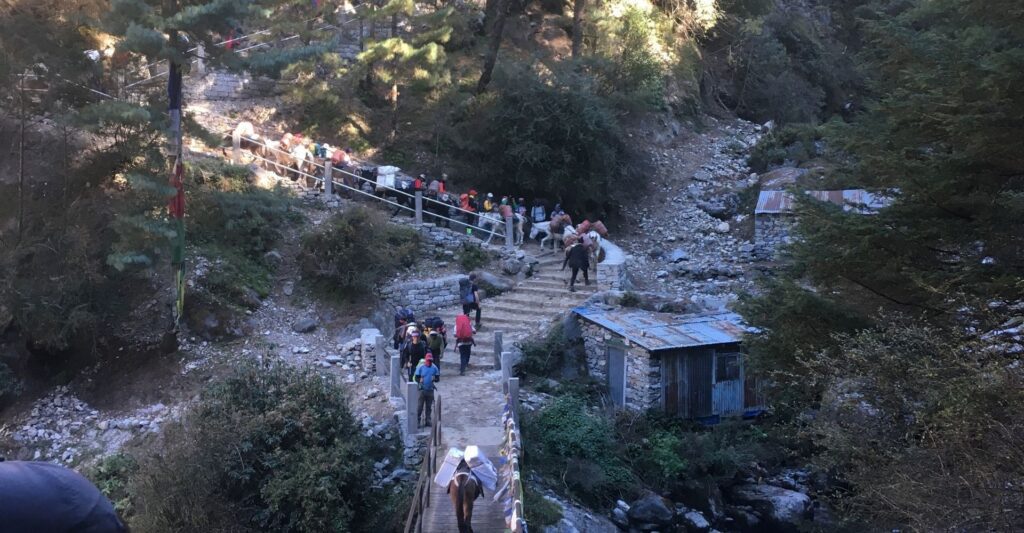 crowd of trekker approaching towards everest